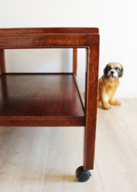 Houten vintage salontafel met dubbel blad. Retro tafel op wieltjes
