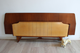 Houten vintage bedframe. Mid Century retro design bed / twijfelaar