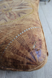 Vintage kamelenzadel kruk met lederen kussen. Houten Boho voetenbankje
