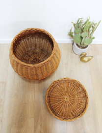 Rieten vintage mand met deksel. Retro opbergmand van rotan