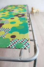 Groene vintage stretcher met bloemen. Retro ligbed / opklap bed