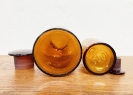 Twee originele apothekersflessen met dop. Bruine vintage stopfles met etiket