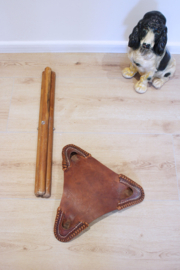Houten vintage krukje met lederen zitting. Opvouwbare retro kruk, tripod