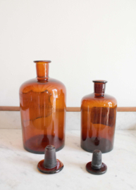Twee originele apothekersflessen met dop. Bruine vintage stopfles met etiket