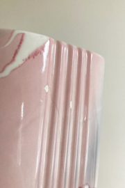 Vintage vaas met pastel decor. Roze / grijs retro vaasje met ribbels