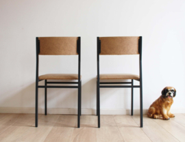 Twee vintage eetkamer stoelen.  Retro design stoelen - Pastoe stijl.