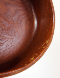 Houten vintage kom, schade aan rand. Ronde teakhouten retro schaal