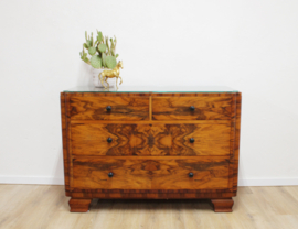 Antieke ladekast met glasplaat. Houten vintage kast met lades