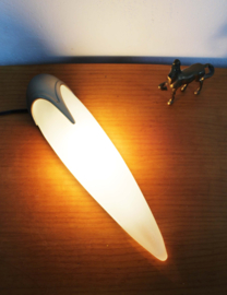 Vintage wandlampje van melkglas. Art Deco stijl lamp met zilveren details