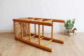 Houten vintage kruk met biezen zitting. Boho retro barkruk