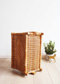 Vintage rotan krantenbak. Boho style lectuurbak / magazine holder van riet.