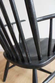 Zwarte vintage spijlenstoel - Pastoe? Houten retro design stoel.