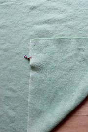Mintgroene vintage deken. Wollen eenpersoons retro sprei - 116 x 195 cm