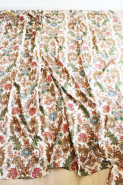 Set lange vintage overgordijnen. Twee retro gordijnen met bloemen
