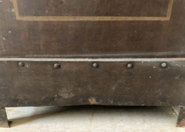 Antieke kluis zonder sleutel. Zware vintage brandkast, ijzer