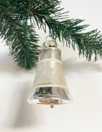 Glazen vintage kerstbal - belletje. Antieke zilveren kerstklokje met glitter