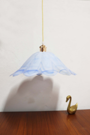 Wit vintage hanglamp van blauw/wit glas. Glazen retro lamp
