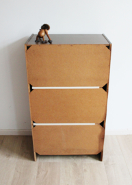 Hoge vintage schoenenkast. Retro ladekast met grote knoppen.