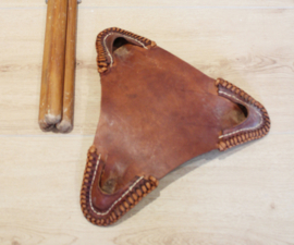 Houten vintage krukje met lederen zitting. Opvouwbare retro kruk, tripod