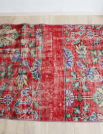 Oosterse rode vintage loper. Lang Boho tapijt / vloerkleed met bloemen