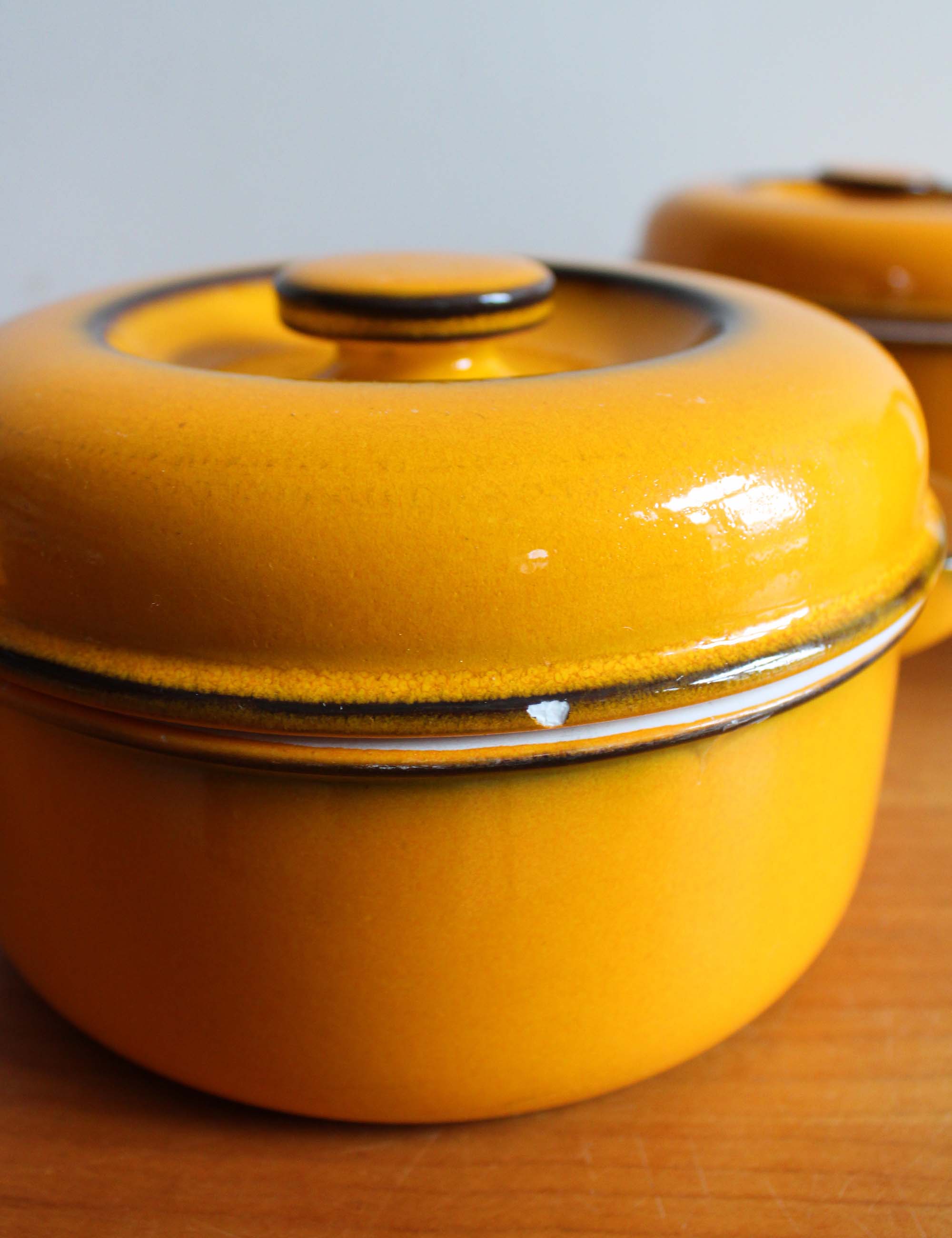 Oker geel vintage servies - Thomas Scandic. Retro schalen, karaf en schenkpan