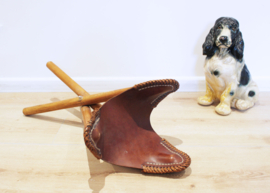 Houten vintage krukje met lederen zitting. Opvouwbare retro kruk, tripod