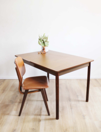 Stevige vintage tafel op houten poten. Retro eettafel.