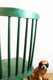Groene  vintage spijlenstoel. Houten retro stoel met Scandinavisch tintje