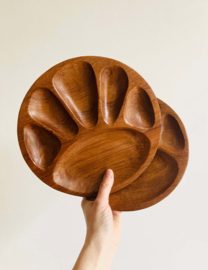 Set teakhouten vintage fondue borden. 2 bruine retro bordjes