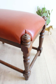 Eiken voetenbankje met skai leer. Houten vintage krukje / bankje