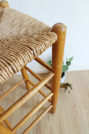 Houten vintage kruk met biezen zitting. Boho retro barkruk