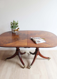 Vintage tafel met op messing klauwpoten met wieltjes eronder. Houten eettafel