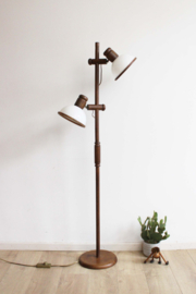 Houten vintage vloerlamp met witte kappen. Retro design lamp - Steinhauer