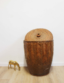 Grote vintage wicker mand met deksel. Rieten retro wasmand