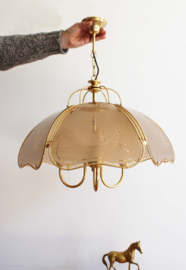 Hollywood Regency hanglamp met gouden details, Herda. Glazen vintage lamp