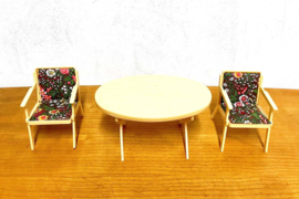 Vintage tuinset voor Barbie of Sindy. Retro tafel met stoelen