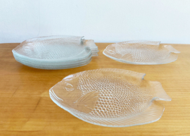 Set van 7 glazen vintage borden in vis vorm. Retro Arcoroc visborden