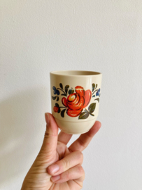 Set vintage Emsa bekers met bloemen. Retro campingservies - mokken