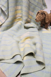 Groene wollen vintage deken. Retro sprei / plaid met geometrisch patroon