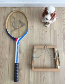 Houten retro tennisracket in regaal. Vintage Dunlop racket