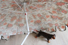 Grote vintage parasol met bloemen. Retro zonnescherm uit de jaren 70.