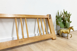 Vintage wandkapstok met zwarte haken. Houten retro kapstok