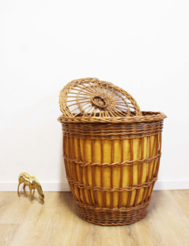 Vintage rotan mand met deksel. Rieten retro wasmand