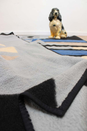 Blauw grijze retro deken van dralon. Vintage sprei / plaid met grafisch patroon