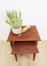 Houten vintage mimiset. 2 retro Mid Century tafeltjes / nesting tables