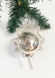 Antieke kerstbal met tinsel- Ster van Bethlehem. Glazen vintage deukbal