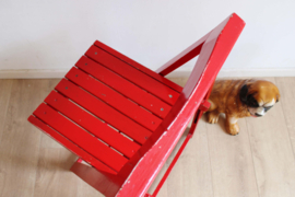 Rode vintage klapstoel. Houten retro design stoel, Trieste folding chair van Aldo Jacober?