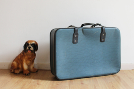 Blauwe vintage koffer. Oud retro valies met stevige buitenkant.