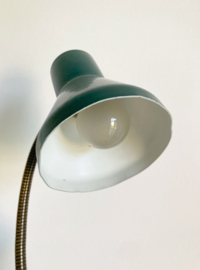 Groene retro bureaulamp. Vintage lampje met buigbare poot