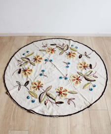 Handgemaakt vintage tafelkleed. Rond retro kleed met geborduude bloemen